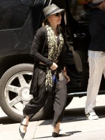 Madonna Kabbalah Centre New York - 15 June 2013 (5)