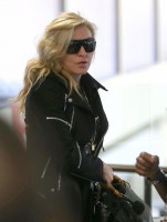 Madonna arrives at LAX airport, Los Angeles - 18 November 2013 (2)