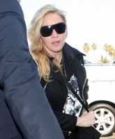 Madonna arrives at LAX airport, Los Angeles - 18 November 2013 (5)