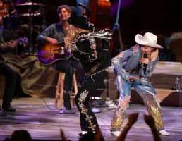 Madonna and Miley Cyrus perform "Don't Tell me/Can't Stop" Duet - Pictures and video (5)