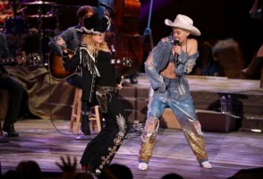 Madonna and Miley Cyrus perform "Don't Tell me/Can't Stop" Duet - Pictures and video (15)