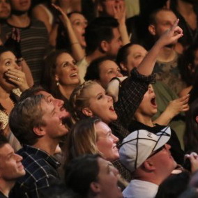 Amy Schumer and Sean Penn attend Vancouver Rebel Heart Concert 01