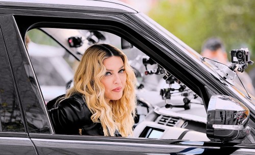 Madonna shooting "Carpool Karaoke" video with James Corden, New York 16 November 2016 (1)