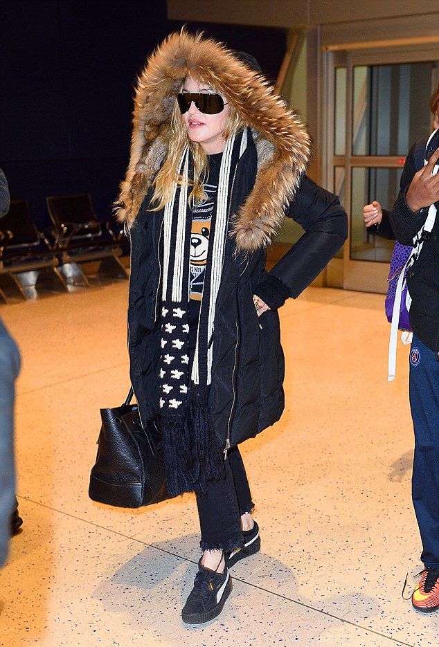 Madonna arrives at JFK Airport, New York - 20 December 2016 - Pictures (1)