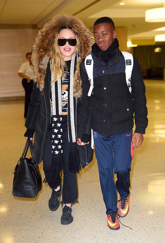 Madonna arrives at JFK Airport, New York - 20 December 2016 - Pictures (3)
