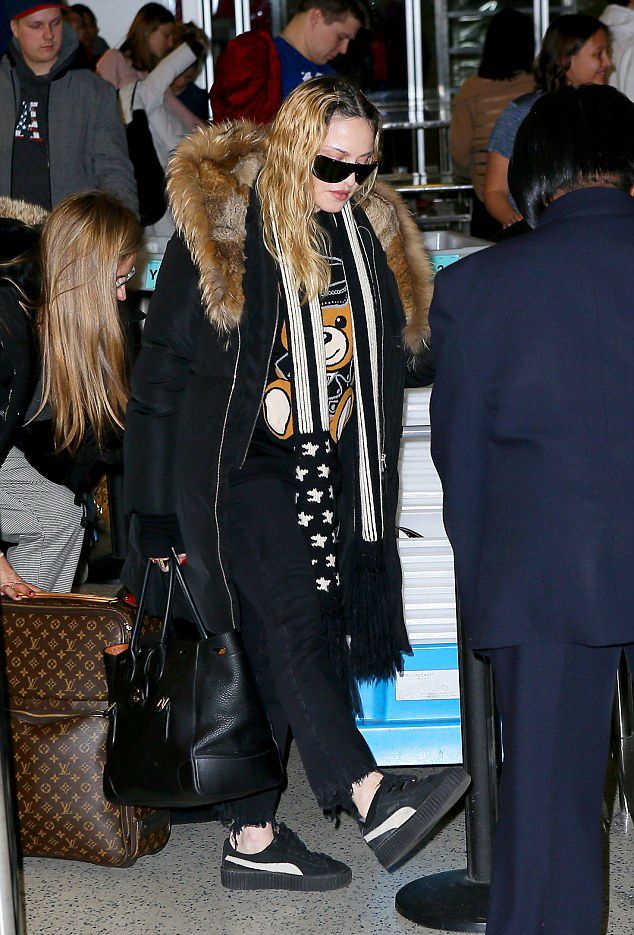 Madonna arrives at JFK Airport, New York - 20 December 2016 - Pictures (4)