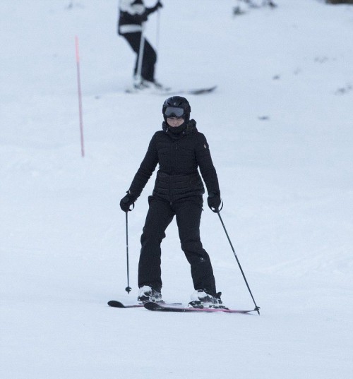 Madonna skiing in Verbier, Switzerland - 29 December 2016 - Pictures (4)