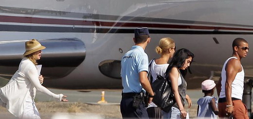 Madonna hopping on a plane in Biarritz [21 August 2011 – 5 pictures]