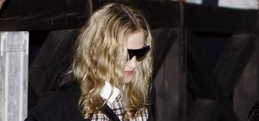 Madonna arrives at Venice airport [31 August 2011 – 7 pictures]