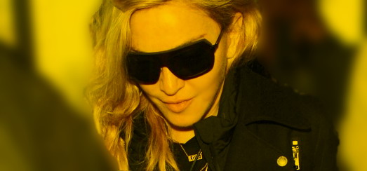 Madonna arrive à l’aéroport LAX de Los Angeles [18 Novembre 2013 – Photos]