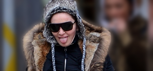 Madonna repérée en béquilles dans les rues de New York [16 janvier 2014 – Photos]