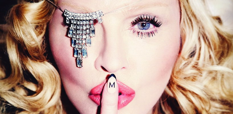 La couverture officielle du calendrier 2016 de Madonna 