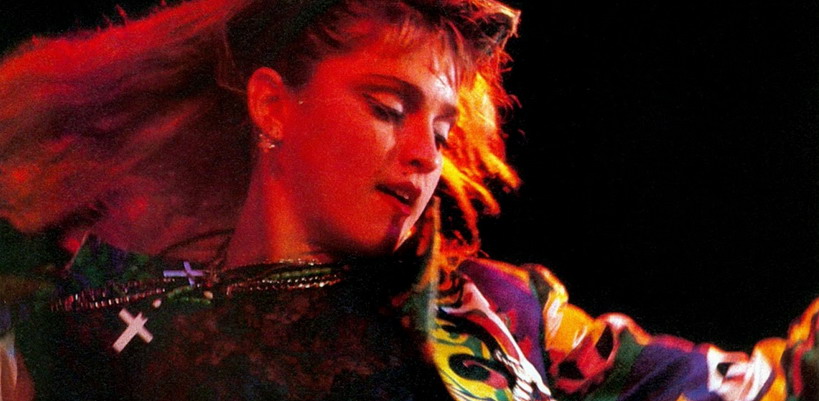 Madonna chante « Holiday » durant le Virgin Tour à Costa Mesa, Californie [Vidéo – Rare Archives TV]