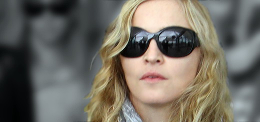 Madonna et famille à l’aéroport d’Heathrow, Londres [16 août 2011 – 28 photos HQ]