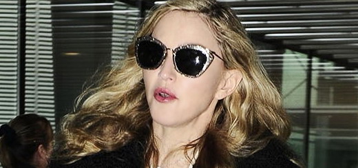 Madonna à l’aéroport d’Heathrow de Londres [4 sept 2011 – photos HQ]