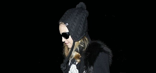 Madonna arrive à l’aéroport LAX à Los Angeles [12 janvier 2012 – Photos]