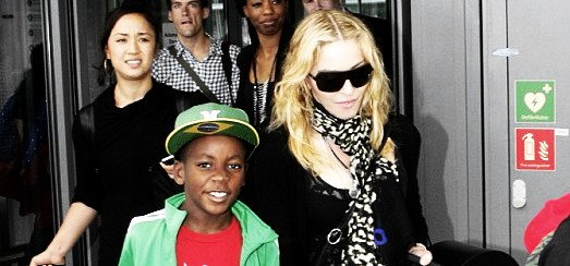 Madonna arrive à l&rsquo;aéroport d&rsquo;Heathrow de Londres [19 juillet 2013 – Photos]