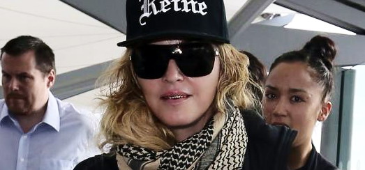 La « Reine » Madonna porte ses grillz à l’aéroport de Heathrow [3 Septembre 2013 – Photos]