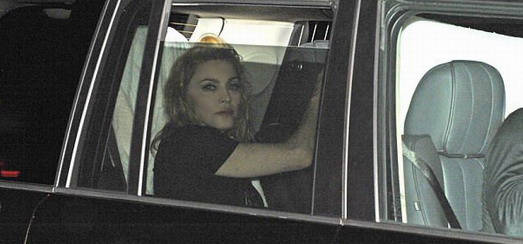 Madonna quitte l’arène du o2 World à Berlin [1 Juillet 2012]
