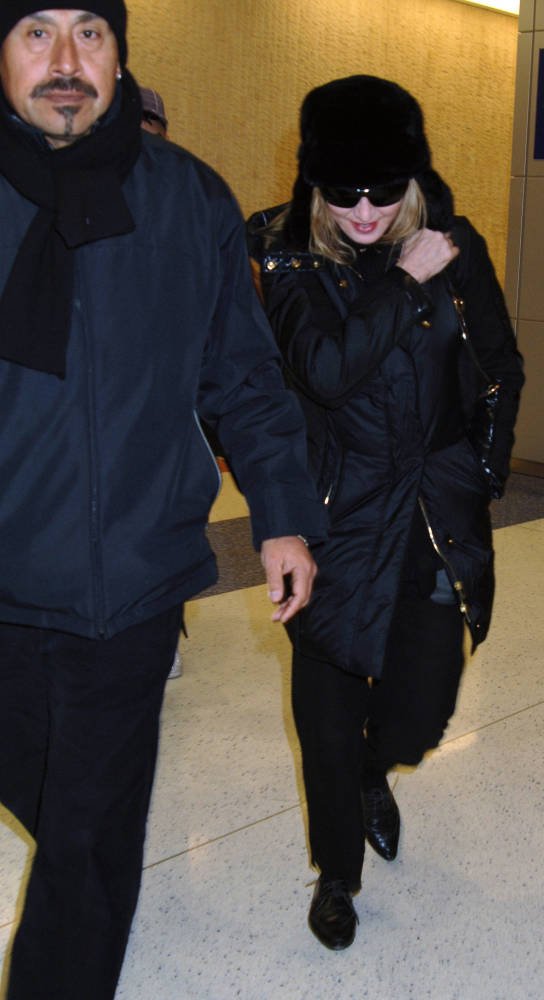 PIX - Madonna arrives at JFK airport, New York [13 Pics] - Absolument