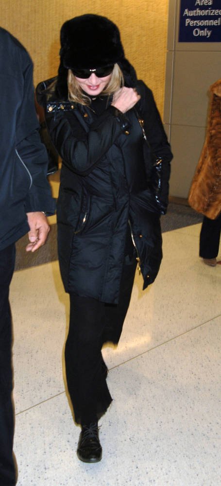 PIX - Madonna arrives at JFK airport, New York [13 Pics] - Absolument