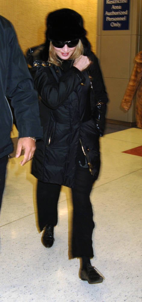 PIX - Madonna arrives at JFK airport, New York [13 Pics] - Absolument