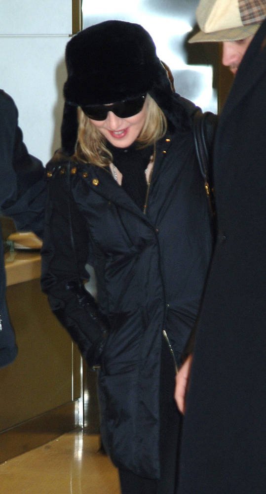 PIX - Madonna arrives at JFK airport, New York [13 Pics] - Absolument
