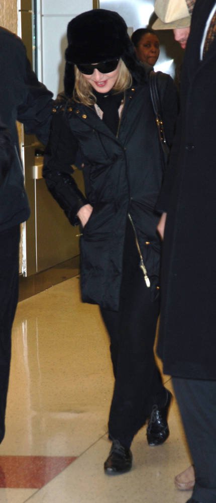 PIX - Madonna arrives at JFK airport, New York [13 Pics] - Absolument