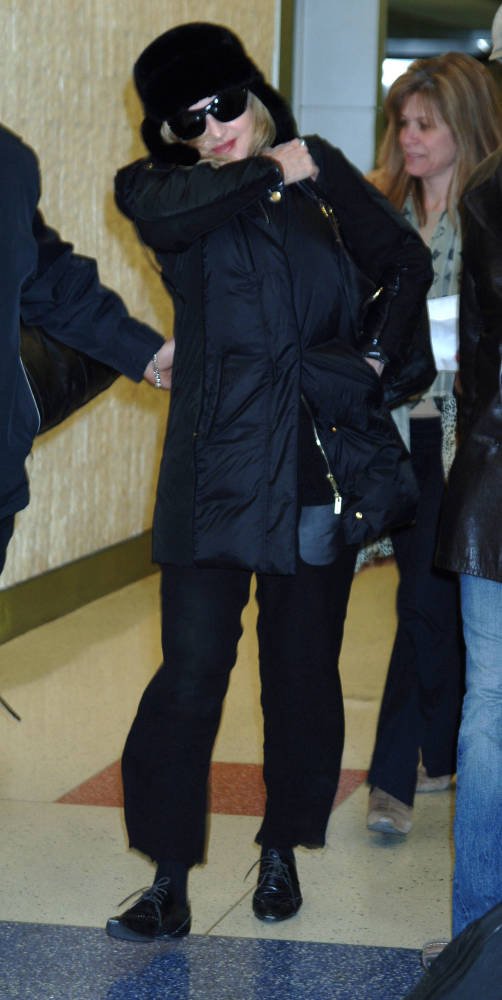 PIX - Madonna arrives at JFK airport, New York [13 Pics] - Absolument