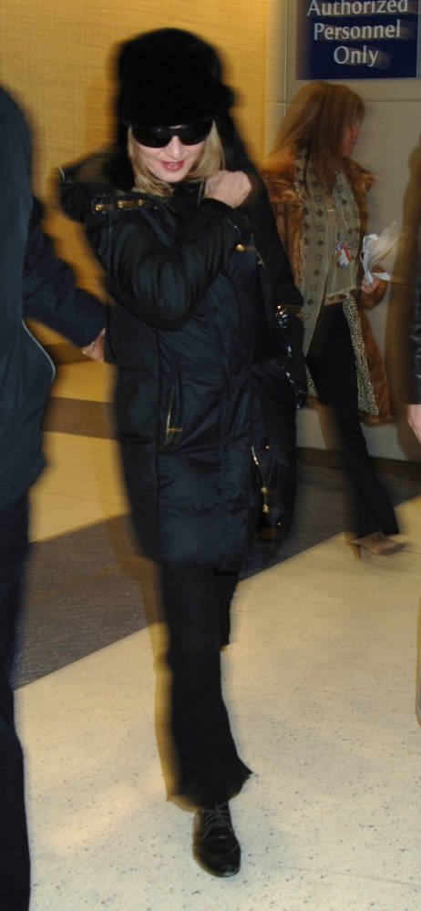 PIX - Madonna arrives at JFK airport, New York [13 Pics] - Absolument